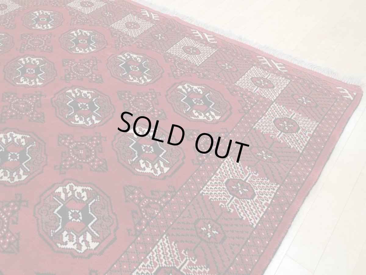 画像9: 新品 ペルシャ 絨毯 トルクメン 縦3m 6? 6帖 リビング ダイニング　3人掛けソファ サイズ 299 x 201 cm A125 天然 肉厚 ウール 手織り ハンドメイド トライバル ラグ マット カーペット 赤 幾何学模様 民族柄 (9)