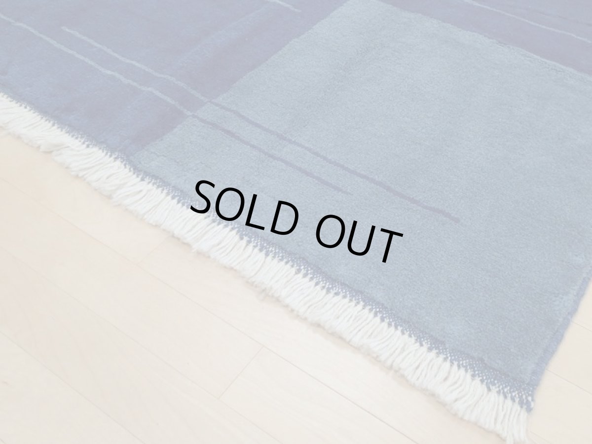 画像11: 新品 ペルシャ ギャッベ リビング ダイニング 2人掛けソファサイズ 170 × 135 cm A132 肉厚 天然 草木染 ウール ギャベ 手織り ハンドメイド ラグ 絨毯 カーペット ネイビー 紺 青 リビングダイニングルームルームやベッドサイドに n-a132-170135h003a093 (11)