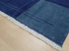 画像11: 新品 ペルシャ ギャッベ リビング ダイニング 2人掛けソファサイズ 170 × 135 cm A132 肉厚 天然 草木染 ウール ギャベ 手織り ハンドメイド ラグ 絨毯 カーペット ネイビー 紺 青 リビングダイニングルームルームやベッドサイドに n-a132-170135h003a093 (11)