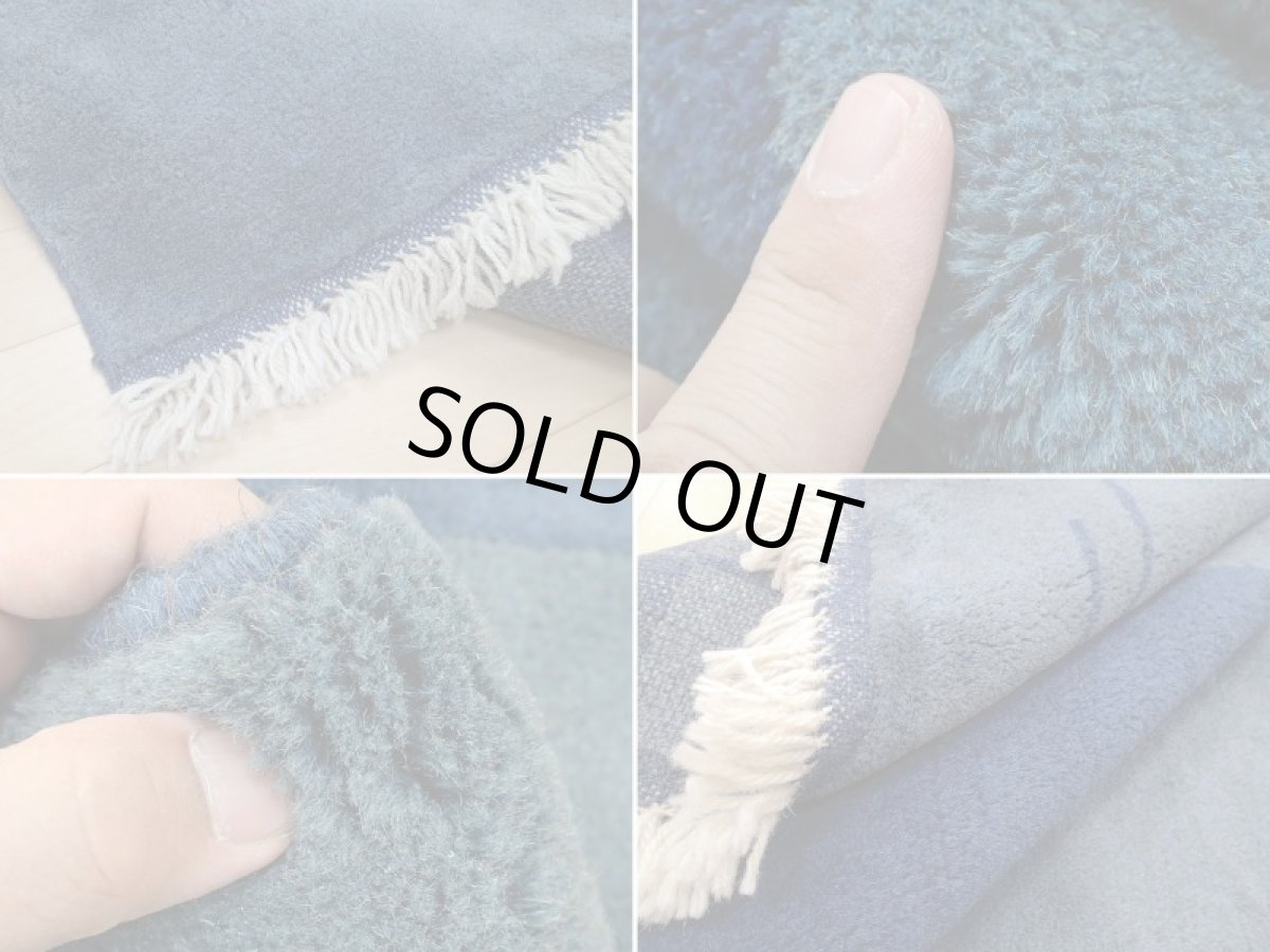 画像18: 新品 ペルシャ ギャッベ リビング ダイニング 2人掛けソファサイズ 170 × 135 cm A132 肉厚 天然 草木染 ウール ギャベ 手織り ハンドメイド ラグ 絨毯 カーペット ネイビー 紺 青 リビングダイニングルームルームやベッドサイドに n-a132-170135h003a093 (18)