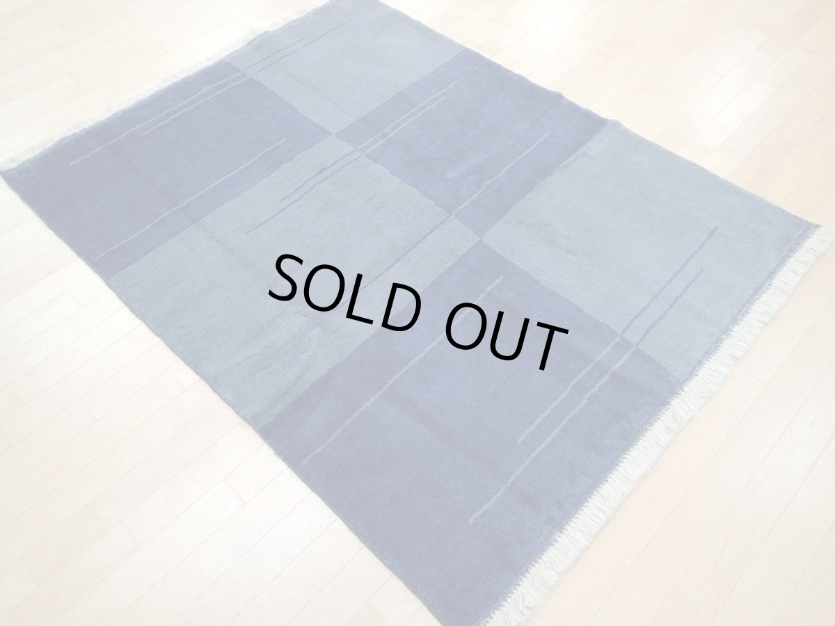 画像3: 新品 ペルシャ ギャッベ リビング ダイニング 2人掛けソファサイズ 170 × 135 cm A132 肉厚 天然 草木染 ウール ギャベ 手織り ハンドメイド ラグ 絨毯 カーペット ネイビー 紺 青 リビングダイニングルームルームやベッドサイドに n-a132-170135h003a093 (3)