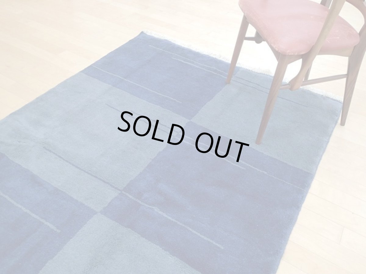 画像4: 新品 ペルシャ ギャッベ リビング ダイニング 2人掛けソファサイズ 170 × 135 cm A132 肉厚 天然 草木染 ウール ギャベ 手織り ハンドメイド ラグ 絨毯 カーペット ネイビー 紺 青 リビングダイニングルームルームやベッドサイドに n-a132-170135h003a093 (4)