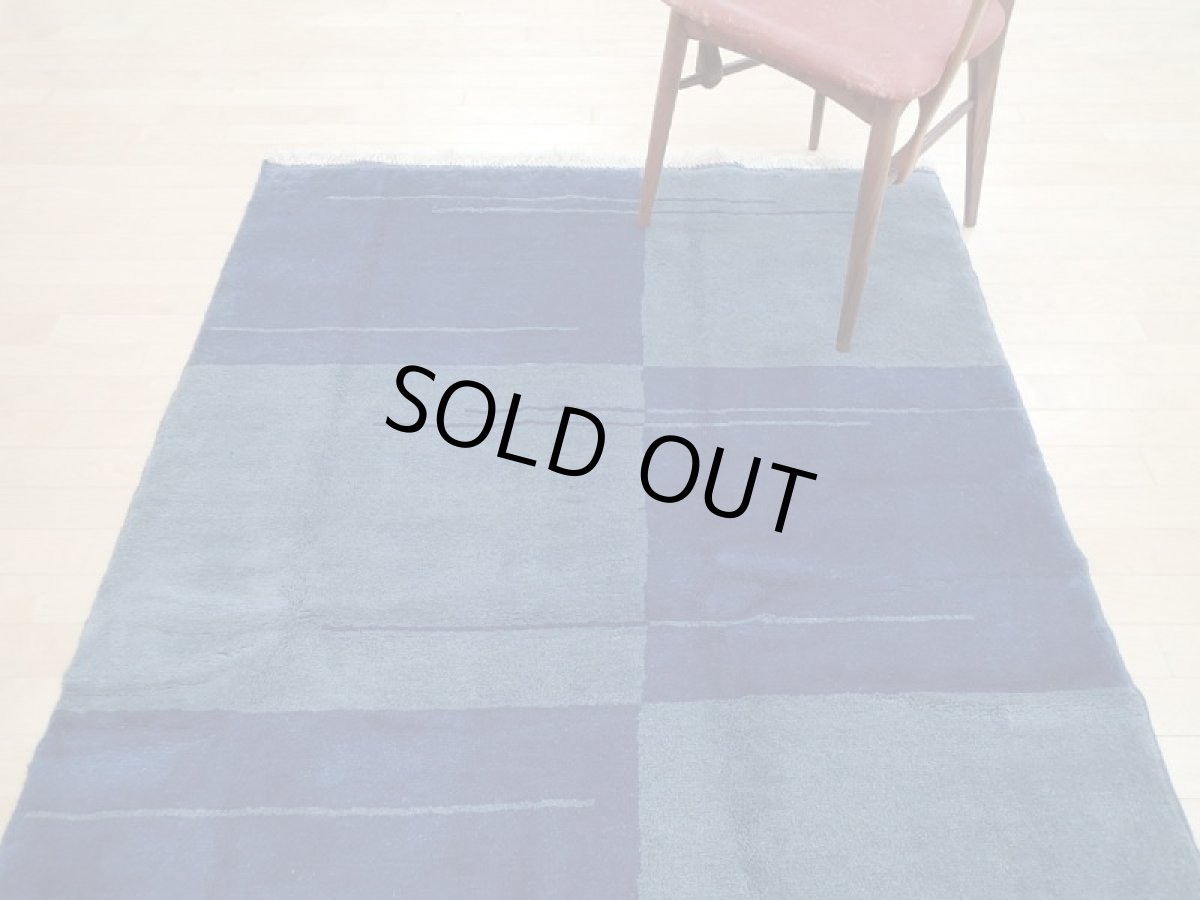 画像6: 新品 ペルシャ ギャッベ リビング ダイニング 2人掛けソファサイズ 170 × 135 cm A132 肉厚 天然 草木染 ウール ギャベ 手織り ハンドメイド ラグ 絨毯 カーペット ネイビー 紺 青 リビングダイニングルームルームやベッドサイドに n-a132-170135h003a093 (6)