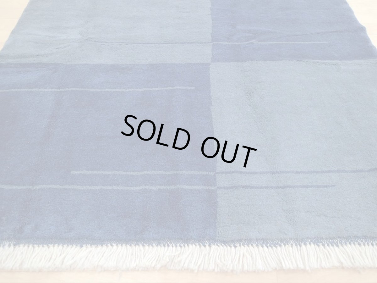 画像7: 新品 ペルシャ ギャッベ リビング ダイニング 2人掛けソファサイズ 170 × 135 cm A132 肉厚 天然 草木染 ウール ギャベ 手織り ハンドメイド ラグ 絨毯 カーペット ネイビー 紺 青 リビングダイニングルームルームやベッドサイドに n-a132-170135h003a093 (7)