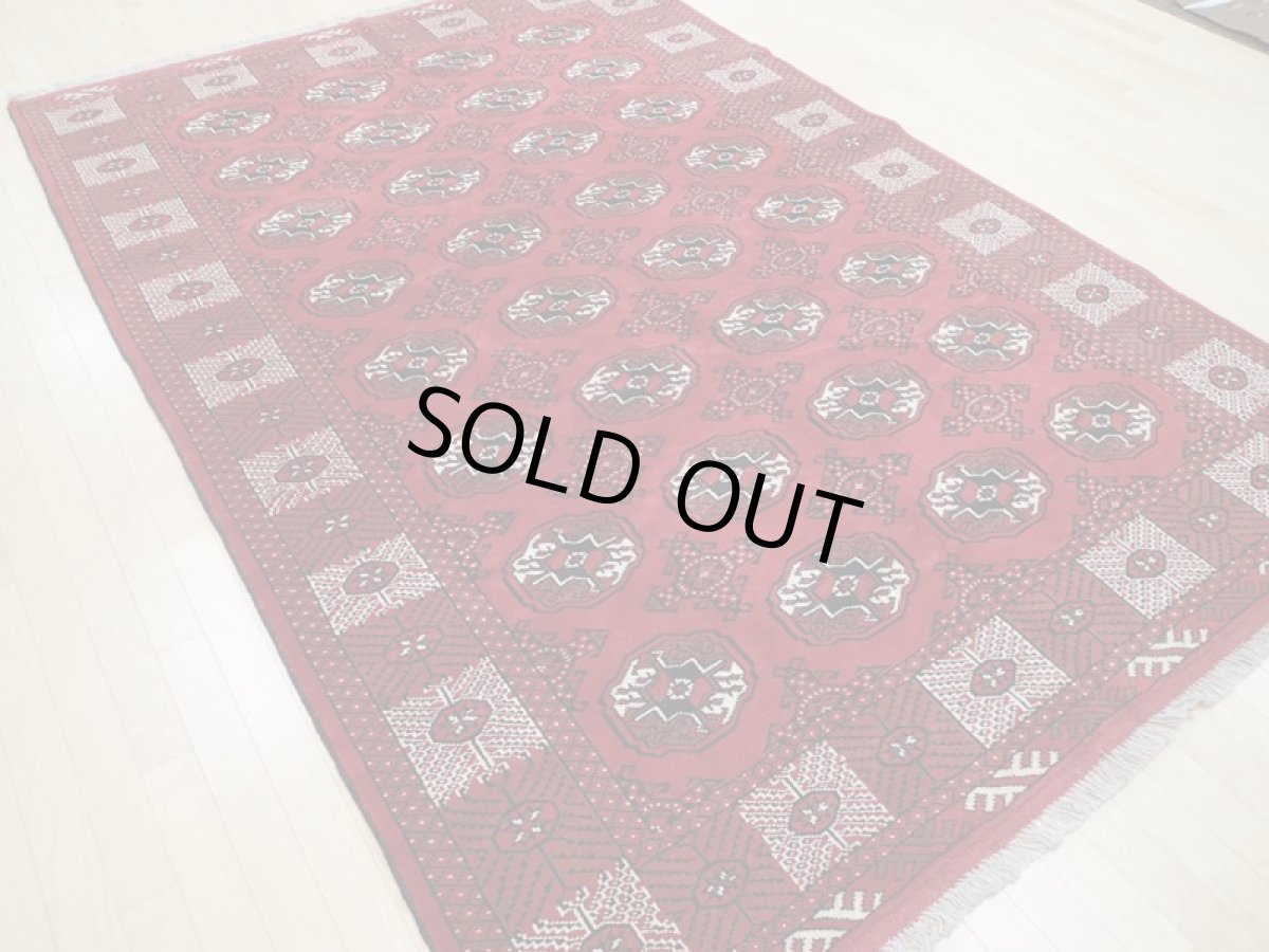 画像4: 新品 ペルシャ 絨毯 トルクメン 縦3m 6? 6帖 リビング ダイニング　3人掛けソファ サイズ 299 x 201 cm A125 天然 肉厚 ウール 手織り ハンドメイド トライバル ラグ マット カーペット 赤 幾何学模様 民族柄 (4)