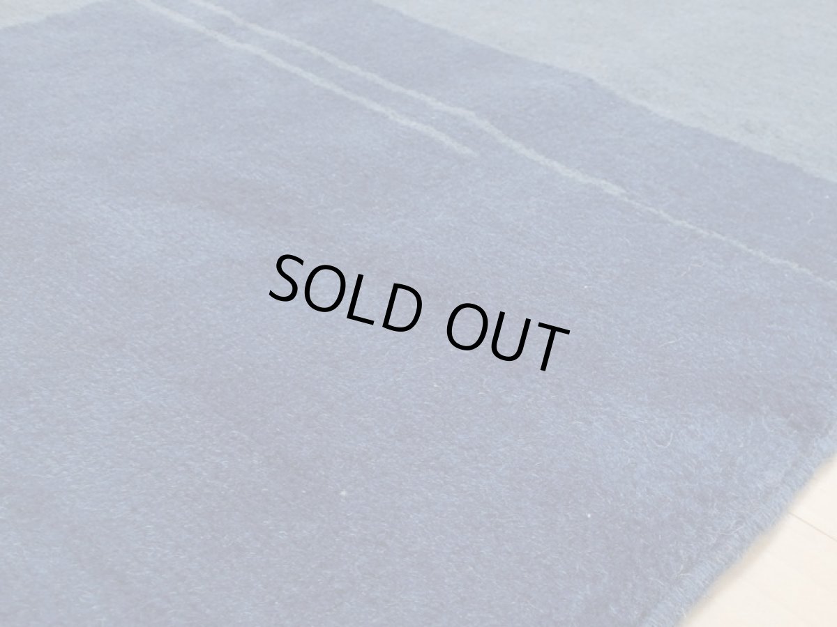 画像12: 新品 ペルシャ ギャッベ リビング ダイニング 2人掛けソファサイズ 170 × 135 cm A132 肉厚 天然 草木染 ウール ギャベ 手織り ハンドメイド ラグ 絨毯 カーペット ネイビー 紺 青 リビングダイニングルームルームやベッドサイドに n-a132-170135h003a093 (12)