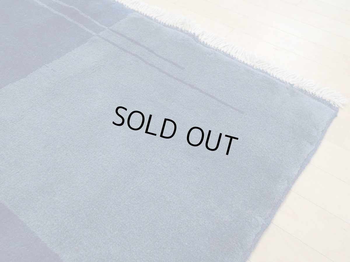 画像9: 新品 ペルシャ ギャッベ リビング ダイニング 2人掛けソファサイズ 170 × 135 cm A132 肉厚 天然 草木染 ウール ギャベ 手織り ハンドメイド ラグ 絨毯 カーペット ネイビー 紺 青 リビングダイニングルームルームやベッドサイドに n-a132-170135h003a093 (9)