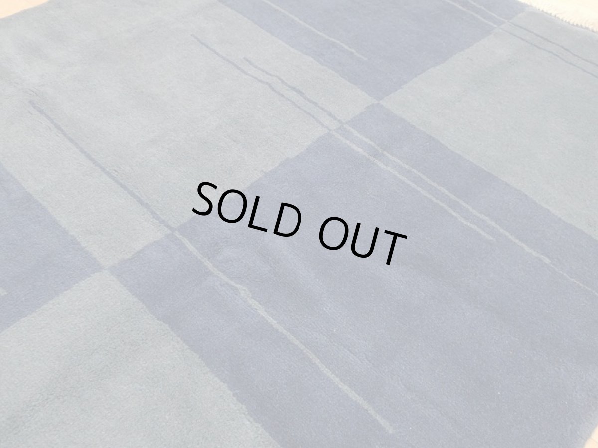 画像10: 新品 ペルシャ ギャッベ リビング ダイニング 2人掛けソファサイズ 170 × 135 cm A132 肉厚 天然 草木染 ウール ギャベ 手織り ハンドメイド ラグ 絨毯 カーペット ネイビー 紺 青 リビングダイニングルームルームやベッドサイドに n-a132-170135h003a093 (10)