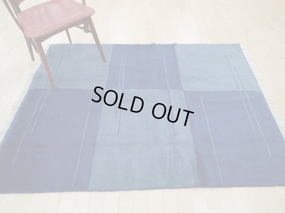 画像2: 新品 ペルシャ ギャッベ リビング ダイニング 2人掛けソファサイズ 170 × 135 cm A132 肉厚 天然 草木染 ウール ギャベ 手織り ハンドメイド ラグ 絨毯 カーペット ネイビー 紺 青 リビングダイニングルームルームやベッドサイドに n-a132-170135h003a093 (2)