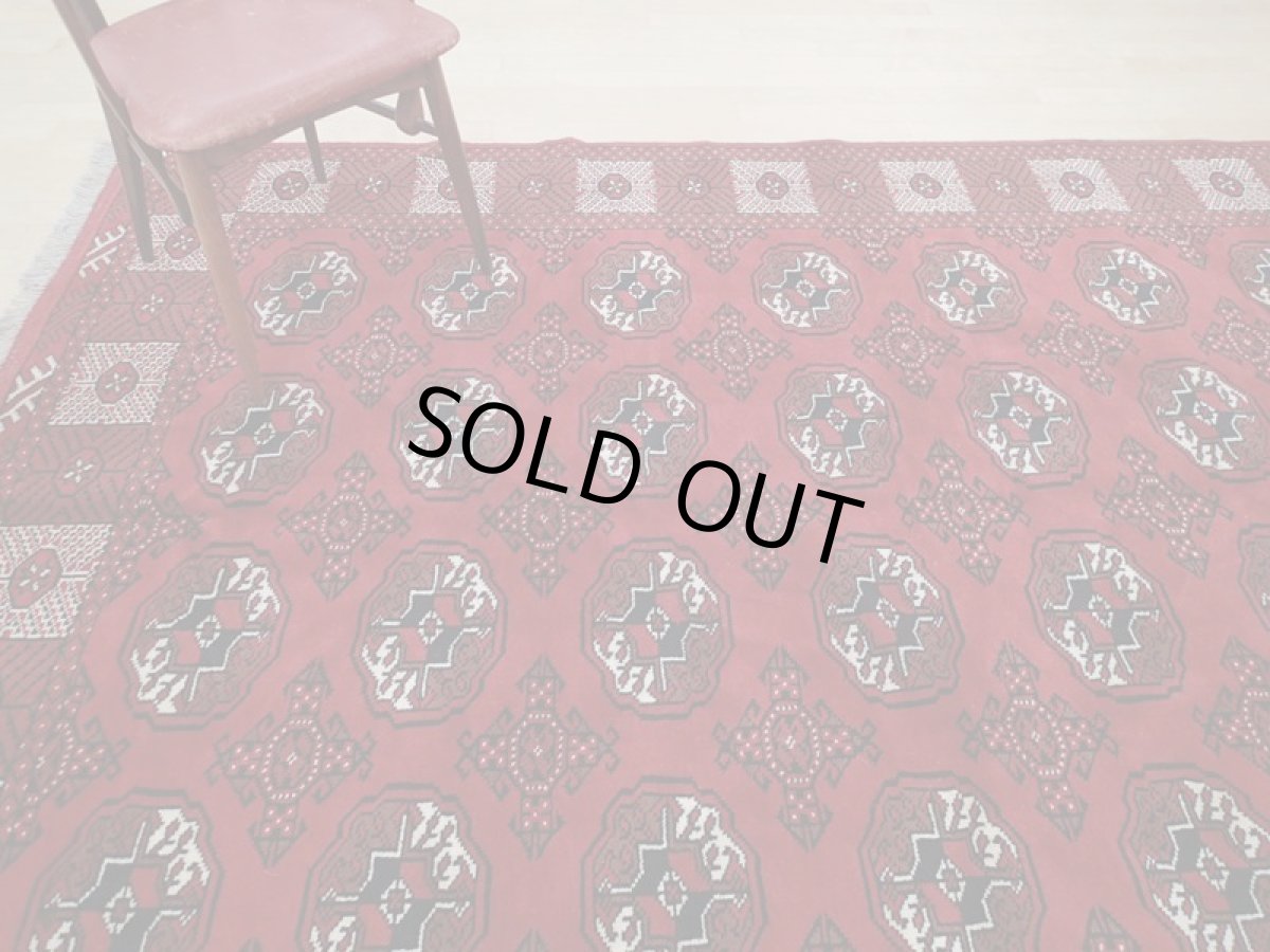 画像2: 新品 ペルシャ 絨毯 トルクメン 縦3m 6? 6帖 リビング ダイニング　3人掛けソファ サイズ 299 x 201 cm A125 天然 肉厚 ウール 手織り ハンドメイド トライバル ラグ マット カーペット 赤 幾何学模様 民族柄 (2)