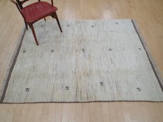 画像2: 新品 ペルシャ ギャッベ  縦2m 3? リビング ダイニング 3人掛けソファ サイズ 190 × 155 cm A165 肉厚 天然 ウール ギャベ 手織り ハンドメイド ラグ 絨毯 カーペット 生成り色 クリーム色 リビングダイニングルームやベッドサイドに (2)