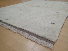 画像15: 新品 ペルシャ ギャッベ  縦2m 3? リビング ダイニング 3人掛けソファ サイズ 190 × 155 cm A165 肉厚 天然 ウール ギャベ 手織り ハンドメイド ラグ 絨毯 カーペット 生成り色 クリーム色 リビングダイニングルームやベッドサイドに (15)