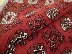 画像15: 新品 ペルシャ 絨毯 トルクメン 縦2.9m 6? 6帖 リビング ダイニング 3人掛けソファ サイズ 289 x 205 cm A124 天然 肉厚 ウール 手織り ハンドメイド トライバル ラグ マット カーペット 赤 幾何学模様 民族柄 (15)