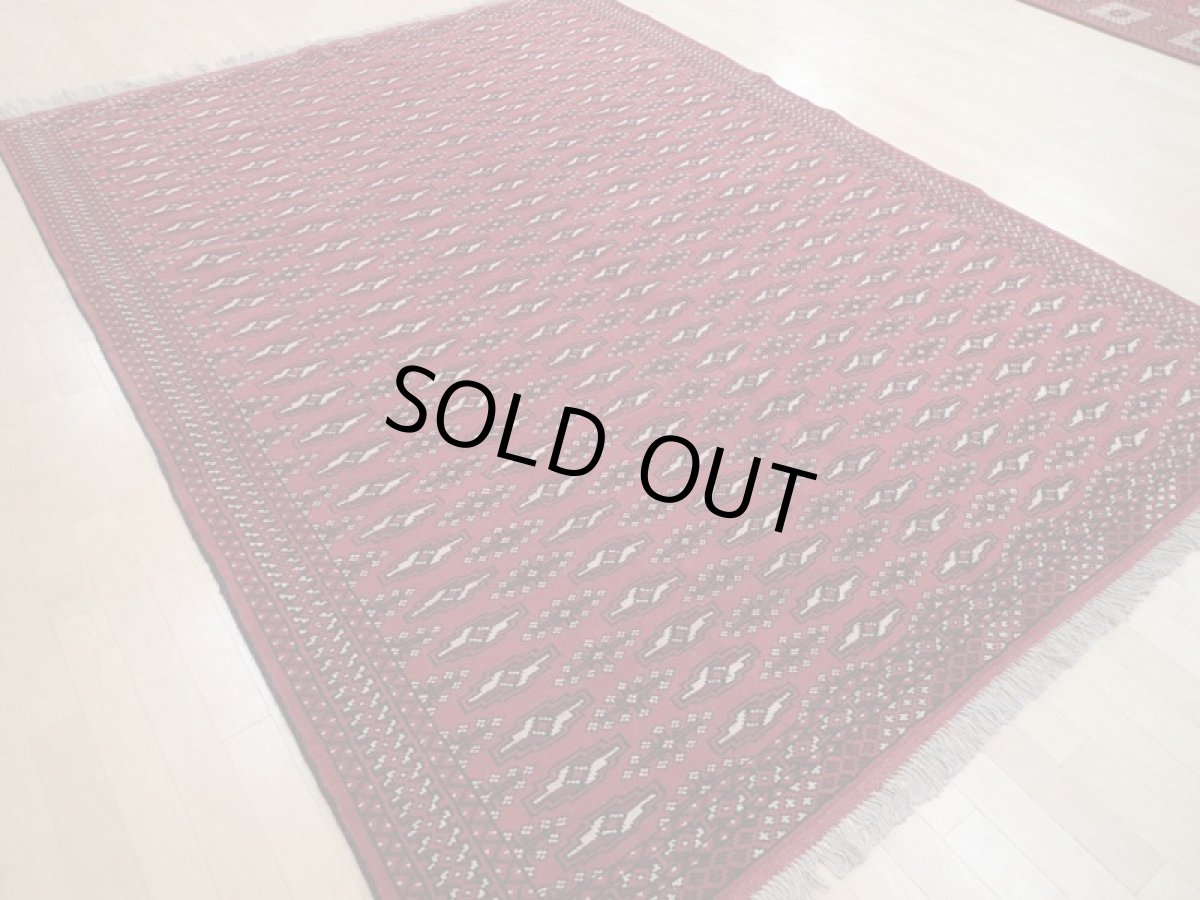 画像4: 新品 ペルシャ 絨毯 トルクメン 縦2.5m 5.2? 6帖 リビング ダイニング 3人掛けソファ サイズ 248 x 210 cm A126 天然 肉厚 ウール 手織り ハンドメイド トライバル ラグ マット カーペット 赤 エンジ  幾何学模様 民族柄 (4)