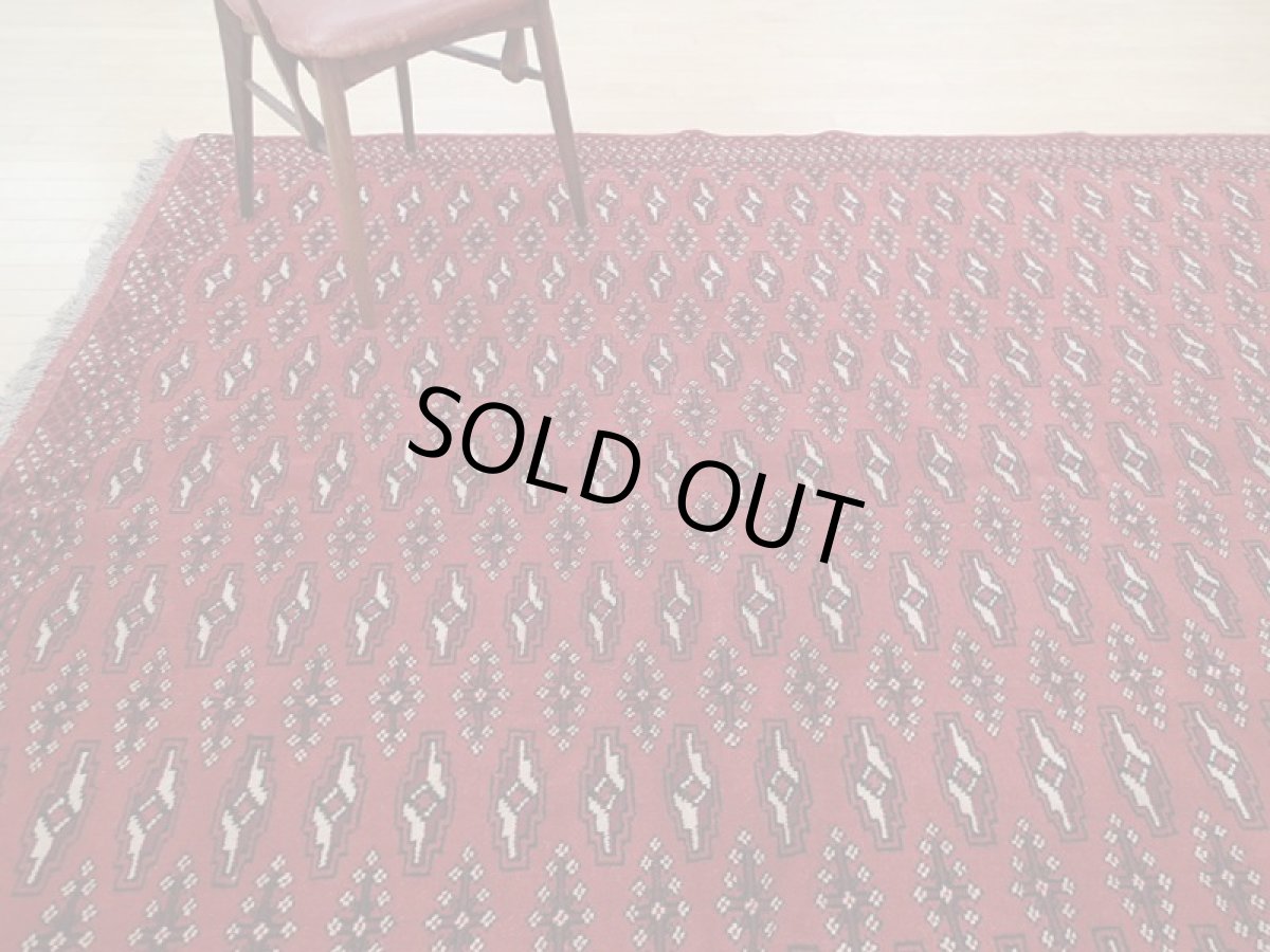 画像2: 新品 ペルシャ 絨毯 トルクメン 縦2.5m 5.2? 6帖 リビング ダイニング 3人掛けソファ サイズ 248 x 210 cm A126 天然 肉厚 ウール 手織り ハンドメイド トライバル ラグ マット カーペット 赤 エンジ  幾何学模様 民族柄 (2)