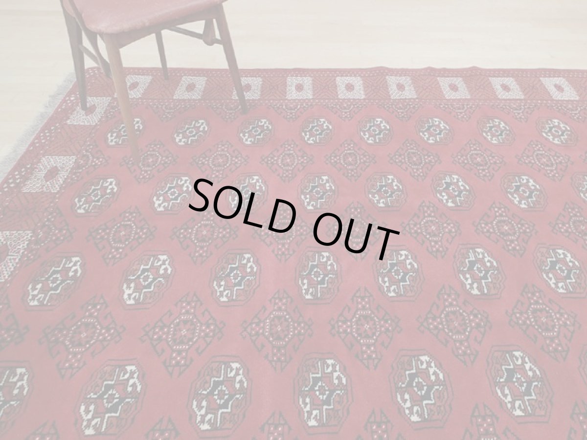 画像2: 新品 ペルシャ 絨毯 トルクメン 縦2.9m 6? 6帖 リビング ダイニング 3人掛けソファ サイズ 289 x 205 cm A124 天然 肉厚 ウール 手織り ハンドメイド トライバル ラグ マット カーペット 赤 幾何学模様 民族柄 (2)