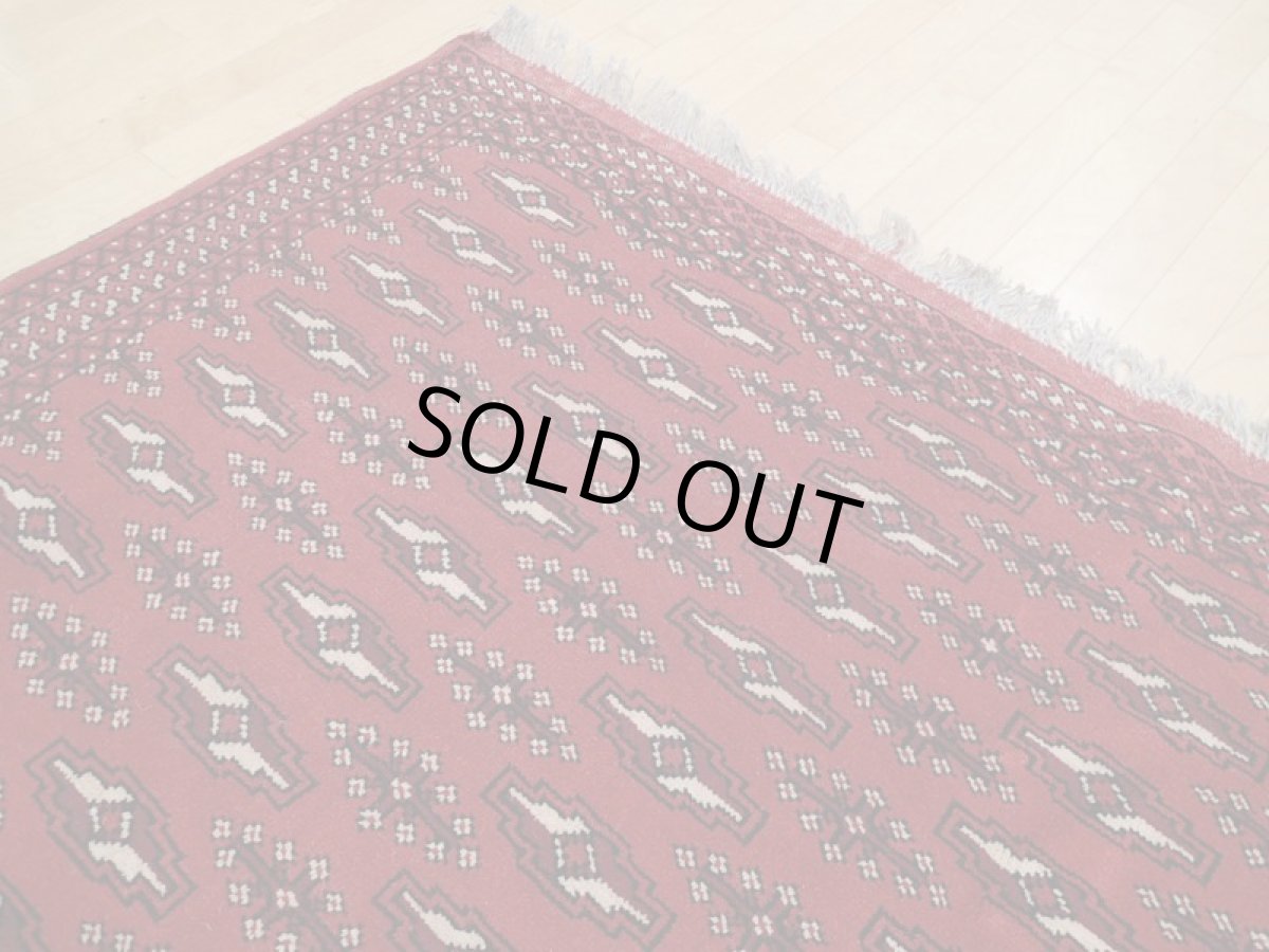 画像9: 新品 ペルシャ 絨毯 トルクメン 縦2.5m 5.2? 6帖 リビング ダイニング 3人掛けソファ サイズ 248 x 210 cm A126 天然 肉厚 ウール 手織り ハンドメイド トライバル ラグ マット カーペット 赤 エンジ  幾何学模様 民族柄 (9)