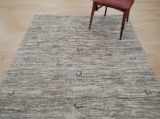 画像6: 新品 ペルシャ ギャッベ  縦1.8m 2.8㎡ リビング ダイニング 2人掛けソファ サイズ 180 × 155 cm A168 肉厚 天然 ウール ギャベ 手織り ハンドメイド ラグ 絨毯 カーペット 原毛 生成り グレー クリーム リビングダイニングルームやベッドサイドに (6)