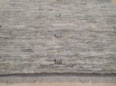 画像7: 新品 ペルシャ ギャッベ  縦1.8m 2.8㎡ リビング ダイニング 2人掛けソファ サイズ 180 × 155 cm A168 肉厚 天然 ウール ギャベ 手織り ハンドメイド ラグ 絨毯 カーペット 原毛 生成り グレー クリーム リビングダイニングルームやベッドサイドに (7)