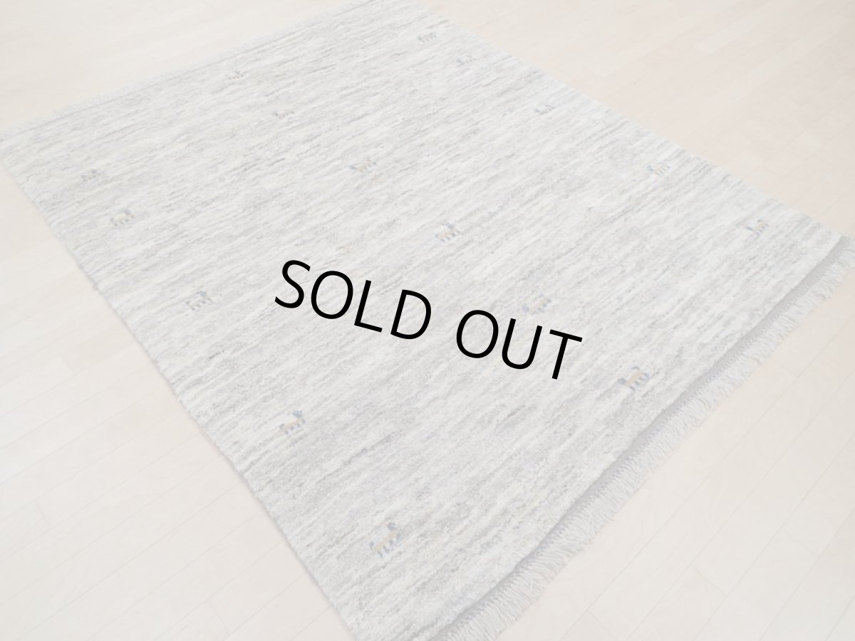 画像3: 新品 ペルシャ ギャッベ  縦1.8m 2.8㎡ リビング ダイニング 2人掛けソファ サイズ 180 × 155 cm A168 肉厚 天然 ウール ギャベ 手織り ハンドメイド ラグ 絨毯 カーペット 原毛 生成り グレー クリーム リビングダイニングルームやベッドサイドに (3)