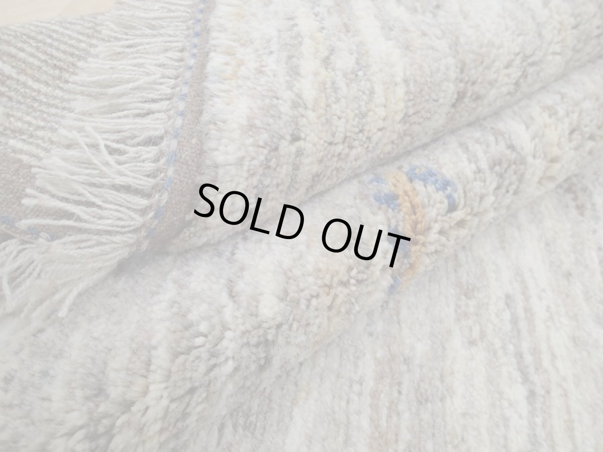 画像14: 新品 ペルシャ ギャッベ  縦1.8m 2.8㎡ リビング ダイニング 2人掛けソファ サイズ 180 × 155 cm A168 肉厚 天然 ウール ギャベ 手織り ハンドメイド ラグ 絨毯 カーペット 原毛 生成り グレー クリーム リビングダイニングルームやベッドサイドに (14)