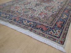 画像11: 美品 ペルシャ 絨毯 ケルマン産 縦3.1m 6.2? 6帖 リビング ダイニング 3人掛けソファ コーナーソファ 大判 サイズ 310 x 201 cm No.a16 天然 ウール 手織り トライバル ラグ ハンドメイド マット カーペット 生成り クリーム 花柄 (11)