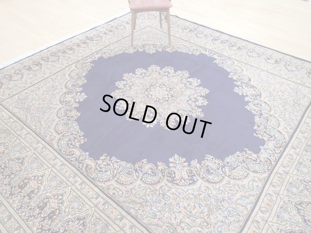 画像4: 美品 ペルシャ 絨毯 ケルマン産 縦3.3m 10? 8〜10帖 正方形 スクエアタイプ リビング ダイニング  3人掛けソファ コーナーソファ 大判 サイズ 325 x 308 cm No.a11 天然 肉厚 ウール 手織り トライバル ラグ ハンドメイド マット カーペット ネイビーブルー ヴィンテージ ビンテージ (4)