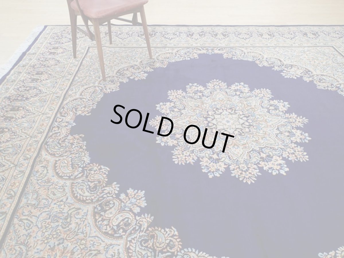 画像3: 美品 ペルシャ 絨毯 ケルマン産 縦3.3m 10? 8〜10帖 正方形 スクエアタイプ リビング ダイニング  3人掛けソファ コーナーソファ 大判 サイズ 325 x 308 cm No.a11 天然 肉厚 ウール 手織り トライバル ラグ ハンドメイド マット カーペット ネイビーブルー ヴィンテージ ビンテージ (3)