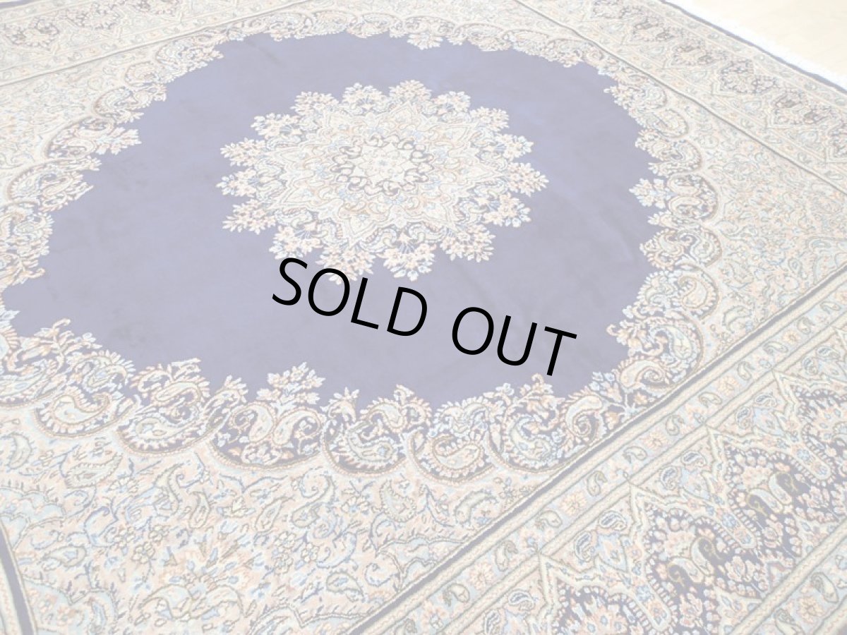 画像9: 美品 ペルシャ 絨毯 ケルマン産 縦3.3m 10? 8〜10帖 正方形 スクエアタイプ リビング ダイニング  3人掛けソファ コーナーソファ 大判 サイズ 325 x 308 cm No.a11 天然 肉厚 ウール 手織り トライバル ラグ ハンドメイド マット カーペット ネイビーブルー ヴィンテージ ビンテージ (9)