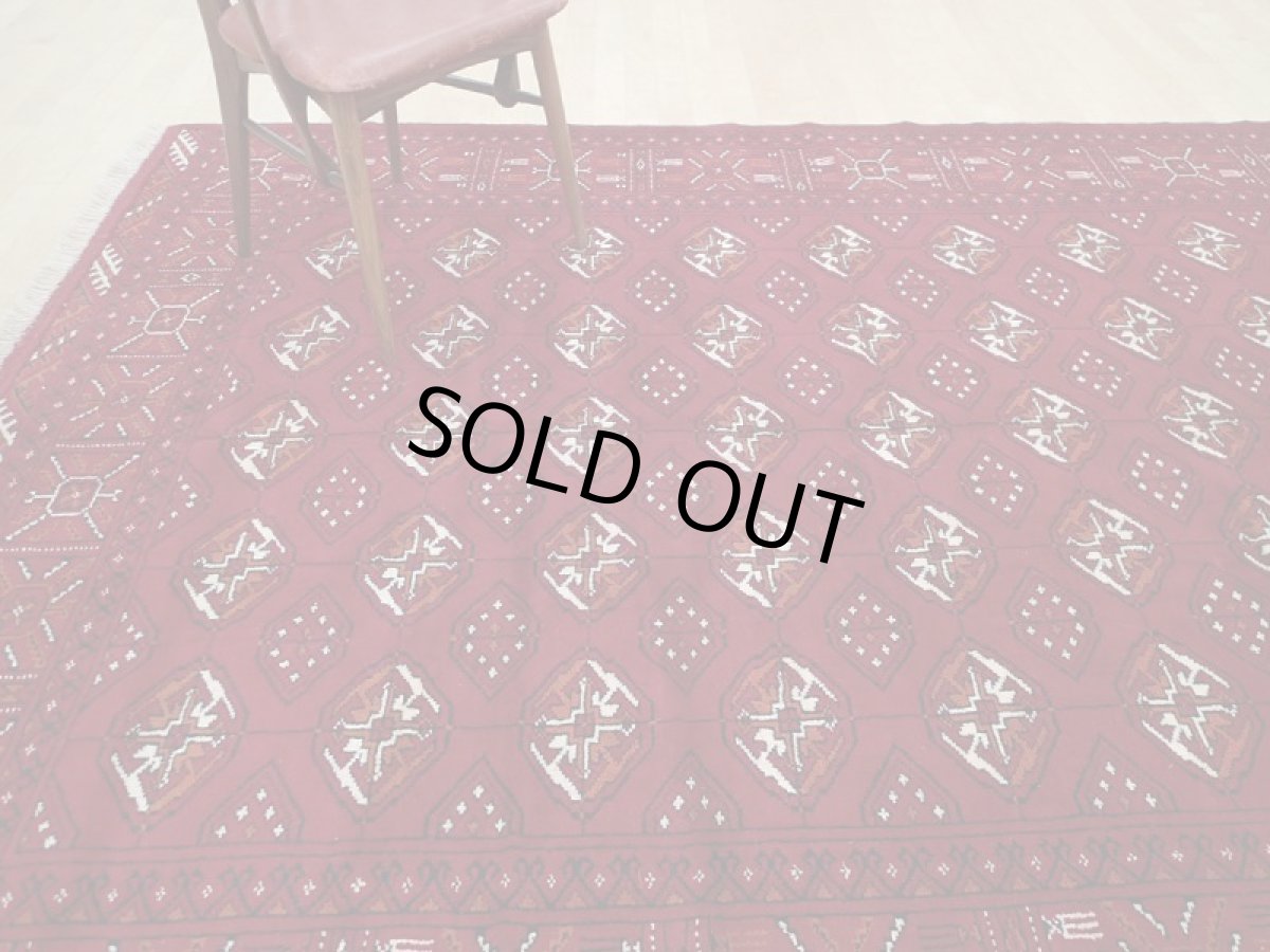 画像2: 新品 ペルシャ 絨毯 トルクメン 縦2.9m 5.8? 6帖 リビング ダイニング 3人掛けソファ サイズ 282 x 205 cm A120 天然 肉厚 ウール 手織り ハンドメイド トライバル ラグ マット カーペット 赤 幾何学模様 民族柄 (2)