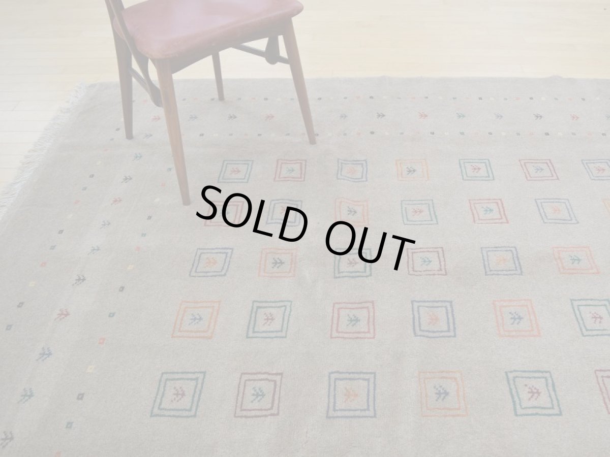 画像2: 新品 ペルシャ ギャッベ  縦2.9m 6? リビング ダイニング 3人掛け コーナー ソファ サイズ 285 × 210 cm A180 肉厚 天然 ウール ギャベ 手織り ハンドメイド ラグ 絨毯 カーペット 茶 カラフル 生命の樹 リビングダイニングルームの中心に (2)