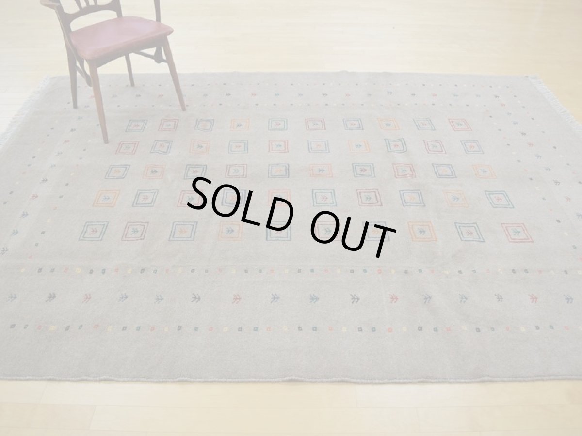 画像3: 新品 ペルシャ ギャッベ  縦2.9m 6? リビング ダイニング 3人掛け コーナー ソファ サイズ 285 × 210 cm A180 肉厚 天然 ウール ギャベ 手織り ハンドメイド ラグ 絨毯 カーペット 茶 カラフル 生命の樹 リビングダイニングルームの中心に (3)