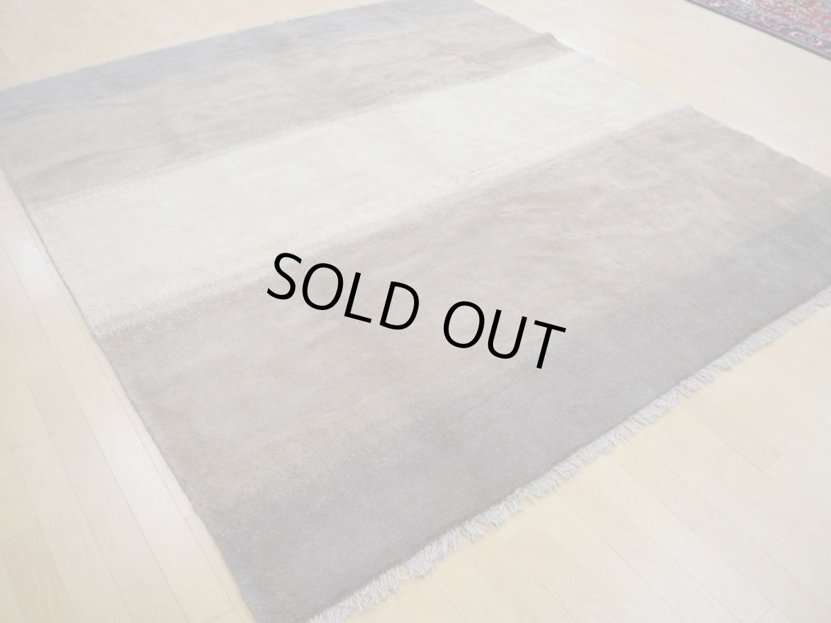 画像4: 新品 ペルシャ ギャッベ  縦2.4m 5? 正方形 スクエア タイプ リビング ダイニング 3人掛けソファ サイズ 235 × 210 cm A191 超肉厚 天然 ウール ギャベ 手織り ハンドメイド ラグ 絨毯 カーペット 生成り色 クリーム色 ベージュ 茶 グレー グラデーション リビングダイニングルームやベッドサイドに (4)