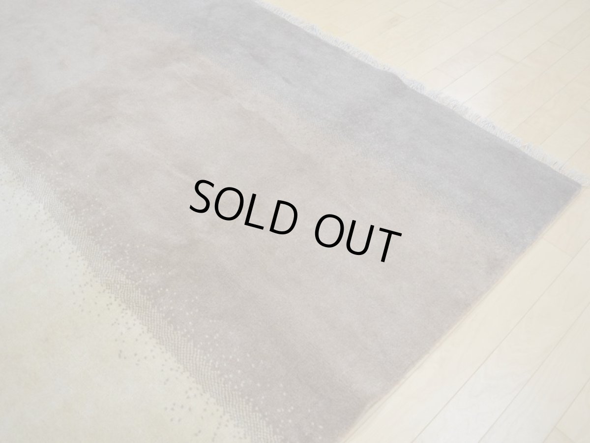 画像9: 新品 ペルシャ ギャッベ  縦2.4m 5? 正方形 スクエア タイプ リビング ダイニング 3人掛けソファ サイズ 235 × 210 cm A191 超肉厚 天然 ウール ギャベ 手織り ハンドメイド ラグ 絨毯 カーペット 生成り色 クリーム色 ベージュ 茶 グレー グラデーション リビングダイニングルームやベッドサイドに (9)