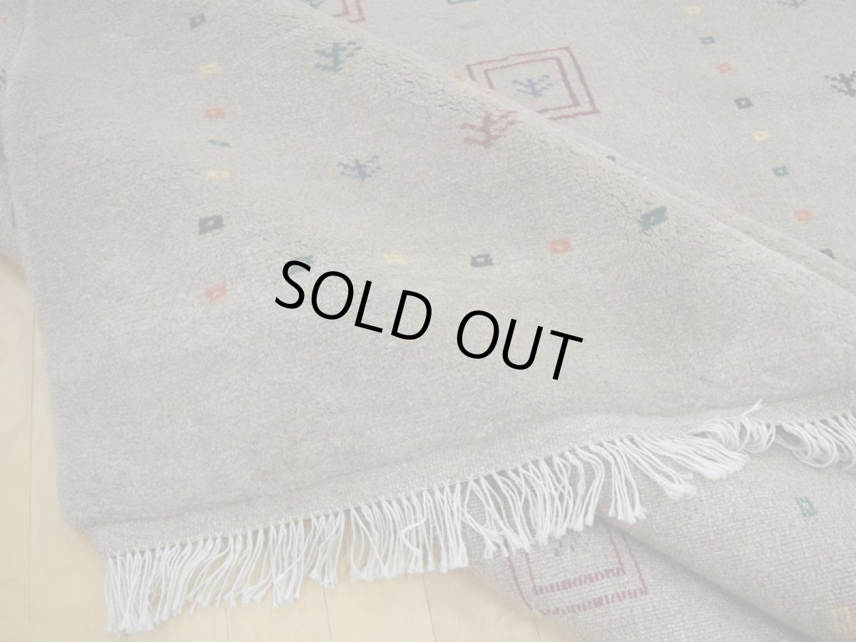 画像14: 新品 ペルシャ ギャッベ  縦2.9m 6? リビング ダイニング 3人掛け コーナー ソファ サイズ 285 × 210 cm A180 肉厚 天然 ウール ギャベ 手織り ハンドメイド ラグ 絨毯 カーペット 茶 カラフル 生命の樹 リビングダイニングルームの中心に (14)