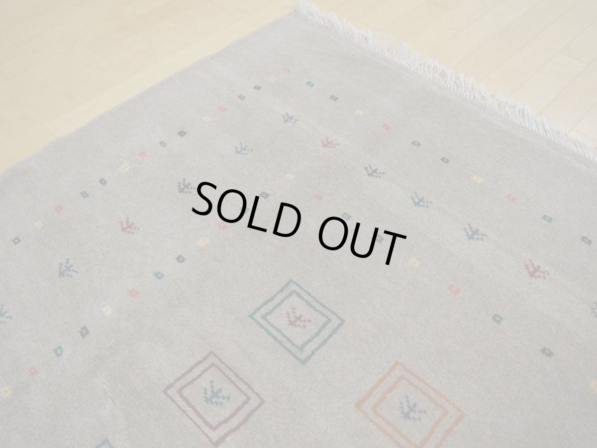 画像8: 新品 ペルシャ ギャッベ  縦2.9m 6? リビング ダイニング 3人掛け コーナー ソファ サイズ 285 × 210 cm A180 肉厚 天然 ウール ギャベ 手織り ハンドメイド ラグ 絨毯 カーペット 茶 カラフル 生命の樹 リビングダイニングルームの中心に (8)