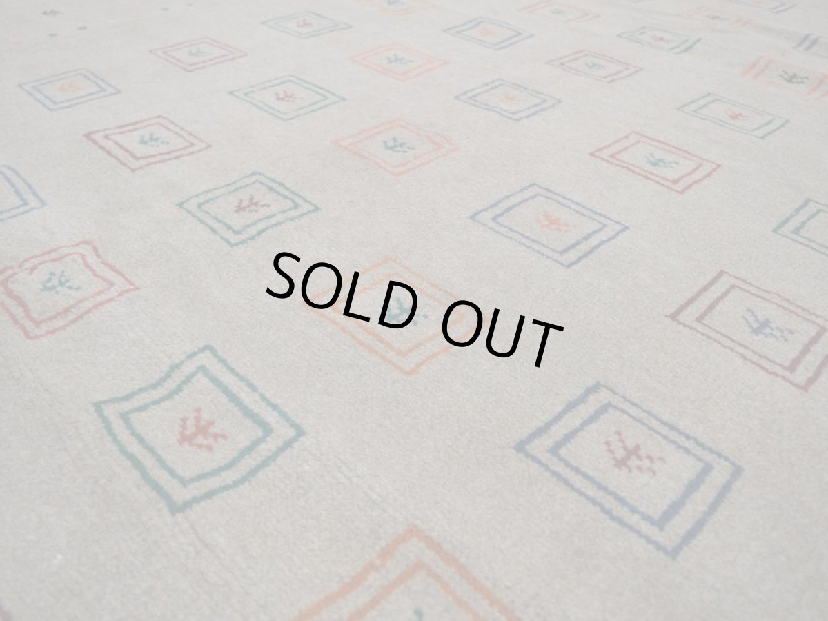 画像12: 新品 ペルシャ ギャッベ  縦2.9m 6? リビング ダイニング 3人掛け コーナー ソファ サイズ 285 × 210 cm A180 肉厚 天然 ウール ギャベ 手織り ハンドメイド ラグ 絨毯 カーペット 茶 カラフル 生命の樹 リビングダイニングルームの中心に (12)