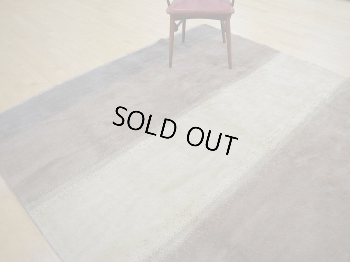 画像5: 新品 ペルシャ ギャッベ  縦2.4m 5? 正方形 スクエア タイプ リビング ダイニング 3人掛けソファ サイズ 235 × 210 cm A191 超肉厚 天然 ウール ギャベ 手織り ハンドメイド ラグ 絨毯 カーペット 生成り色 クリーム色 ベージュ 茶 グレー グラデーション リビングダイニングルームやベッドサイドに (5)