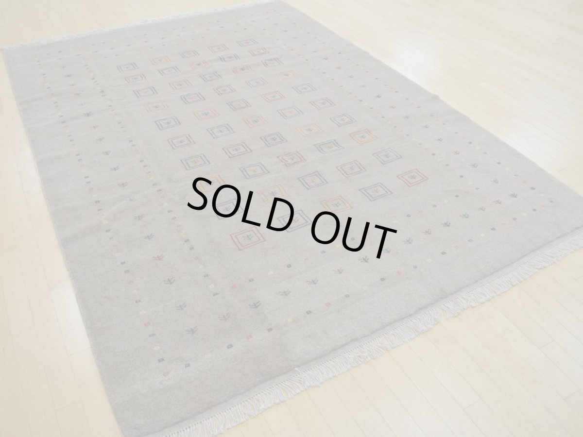 画像4: 新品 ペルシャ ギャッベ  縦2.9m 6? リビング ダイニング 3人掛け コーナー ソファ サイズ 285 × 210 cm A180 肉厚 天然 ウール ギャベ 手織り ハンドメイド ラグ 絨毯 カーペット 茶 カラフル 生命の樹 リビングダイニングルームの中心に (4)