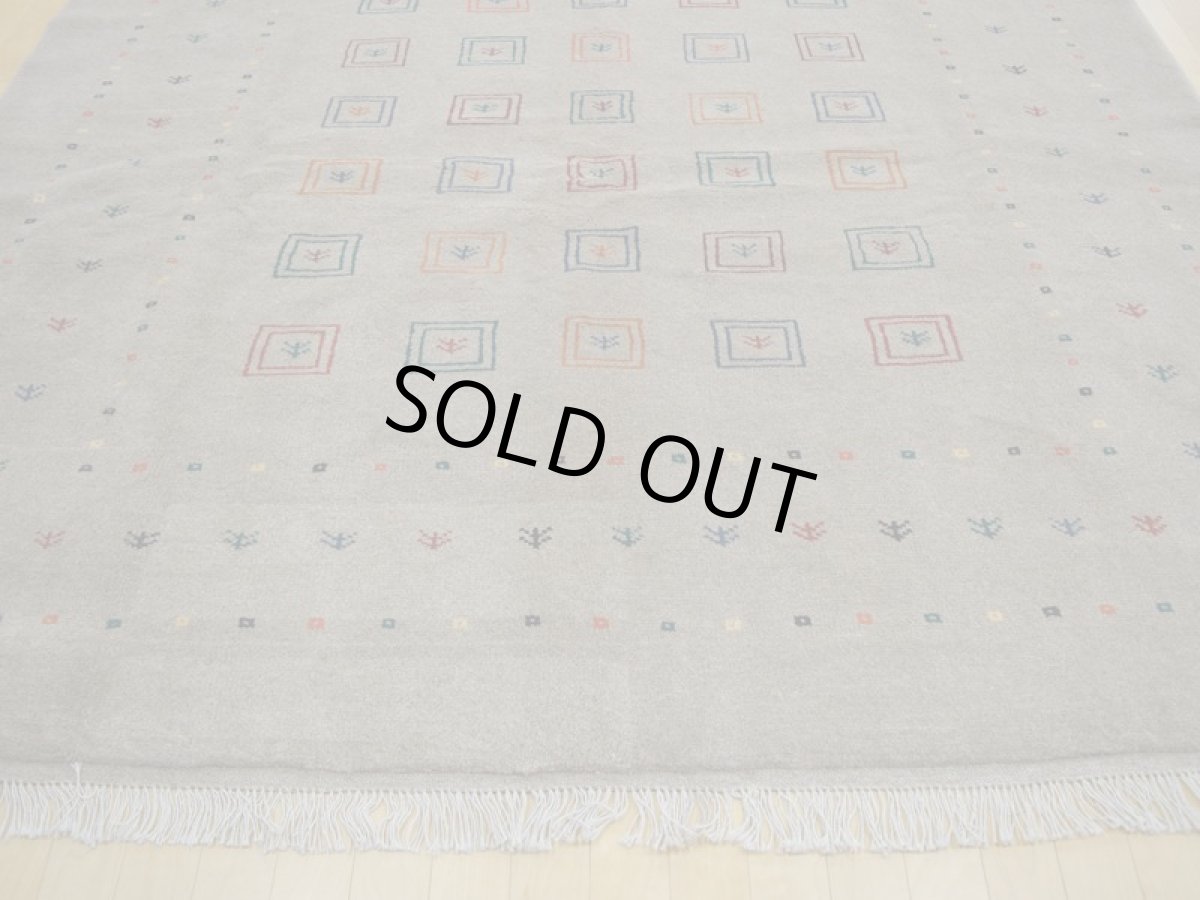 画像7: 新品 ペルシャ ギャッベ  縦2.9m 6? リビング ダイニング 3人掛け コーナー ソファ サイズ 285 × 210 cm A180 肉厚 天然 ウール ギャベ 手織り ハンドメイド ラグ 絨毯 カーペット 茶 カラフル 生命の樹 リビングダイニングルームの中心に (7)