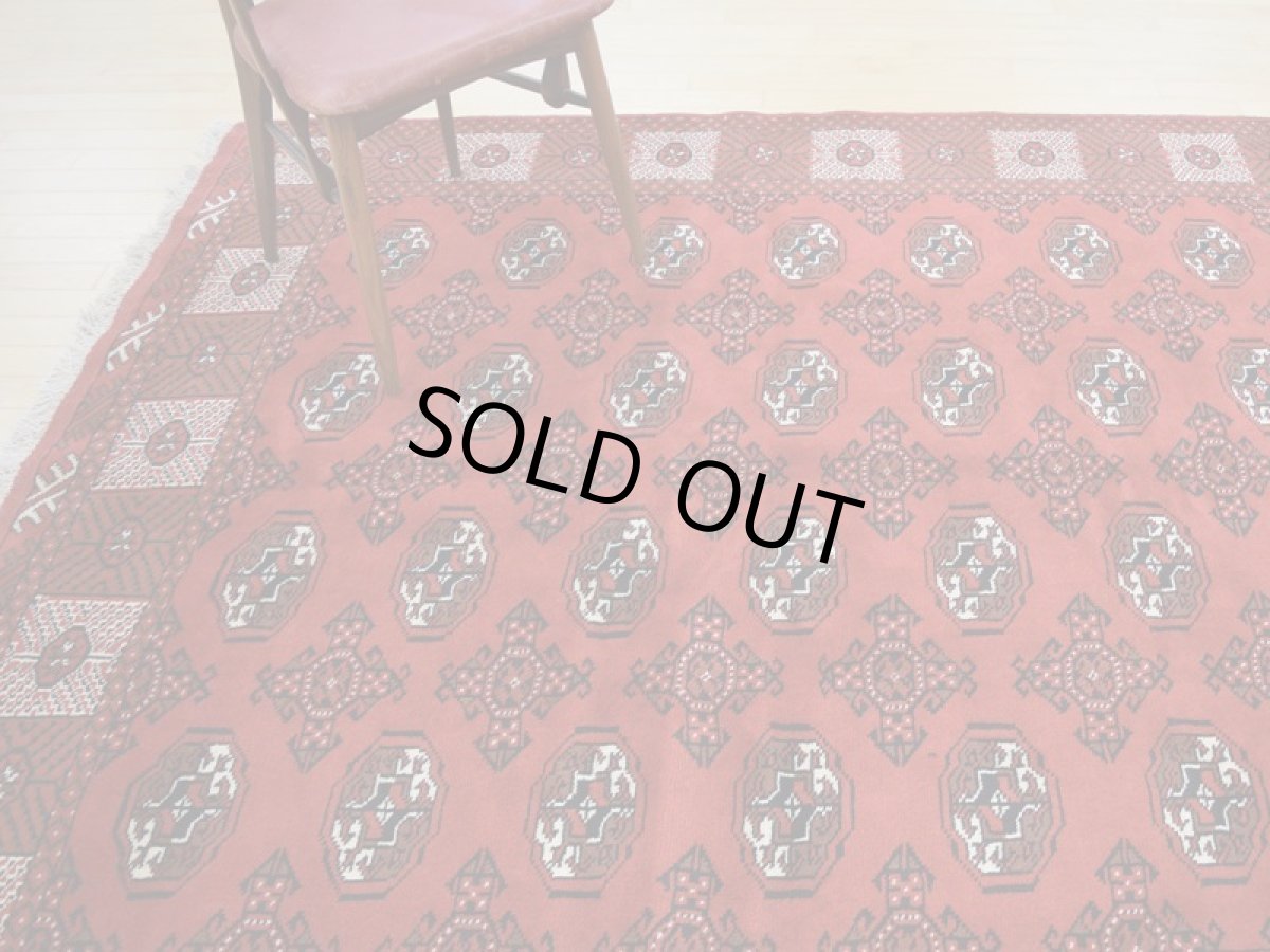 画像2: 新品 ペルシャ 絨毯 トルクメン 縦3m 6? 6帖 リビング ダイニング 3人掛けソファ サイズ 291 x 201 cm A119 天然 肉厚 ウール 手織り ハンドメイド トライバル ラグ マット カーペット 赤 幾何学模様 民族柄 (2)