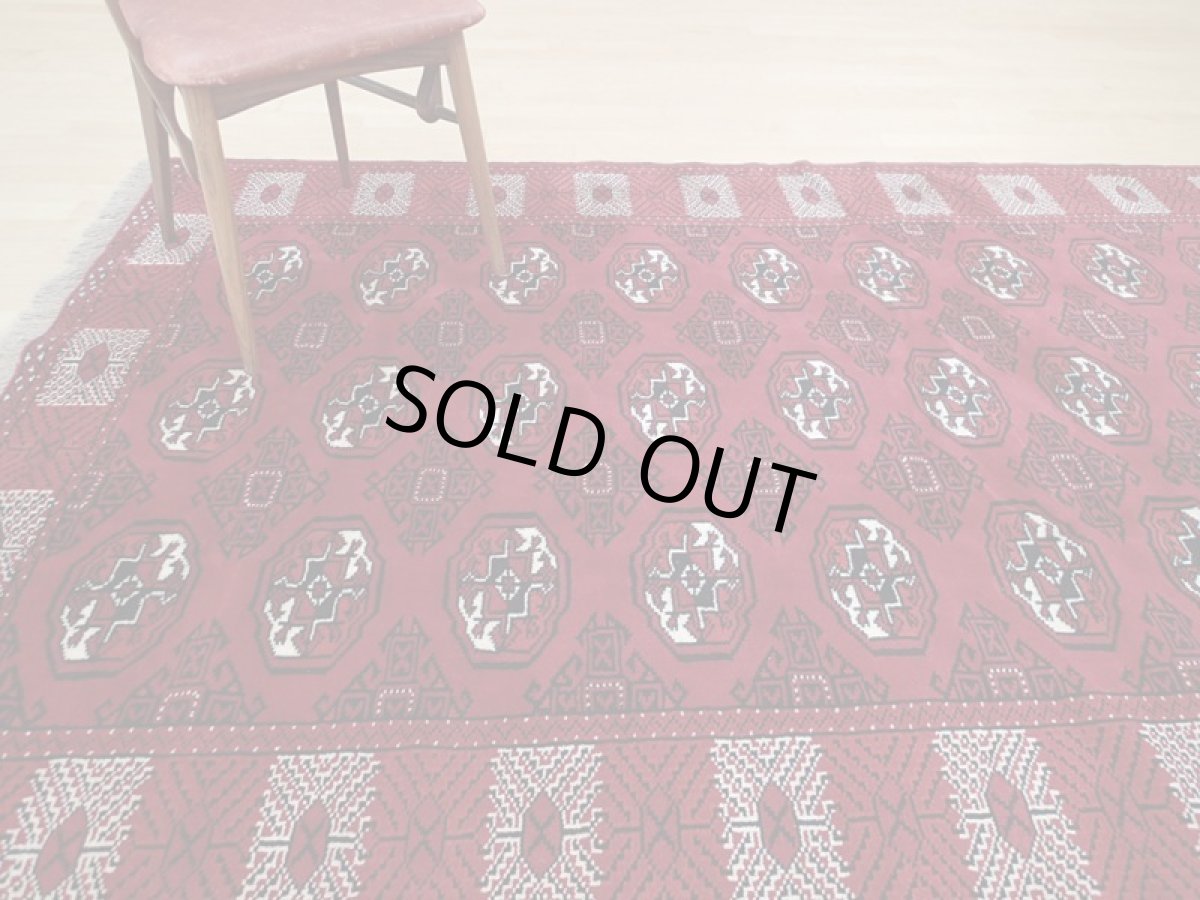 画像2: 新品 ペルシャ 絨毯 トルクメン 縦2.4m 3.8㎡ 3帖 リビング ダイニング 2〜3人掛け ソファ サイズ 235 x 162 cm A129 天然 肉厚 ウール 手織り ハンドメイド トライバル ラグ マット カーペット 赤 エンジ  ギュル 幾何学模様 民族柄 n-a129-235162-h033-034 (2)