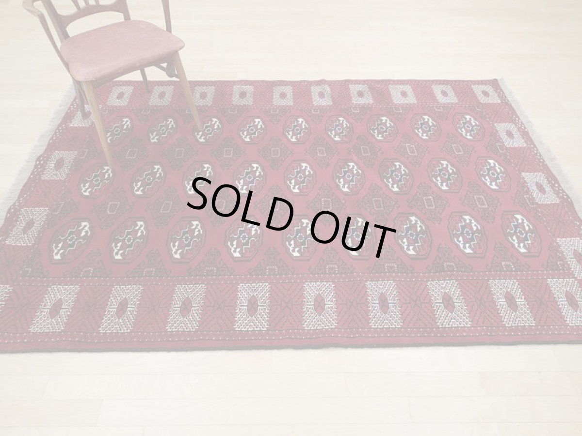 画像3: 新品 ペルシャ 絨毯 トルクメン 縦2.4m 3.8㎡ 3帖 リビング ダイニング 2〜3人掛け ソファ サイズ 235 x 162 cm A129 天然 肉厚 ウール 手織り ハンドメイド トライバル ラグ マット カーペット 赤 エンジ  ギュル 幾何学模様 民族柄 n-a129-235162-h033-034 (3)