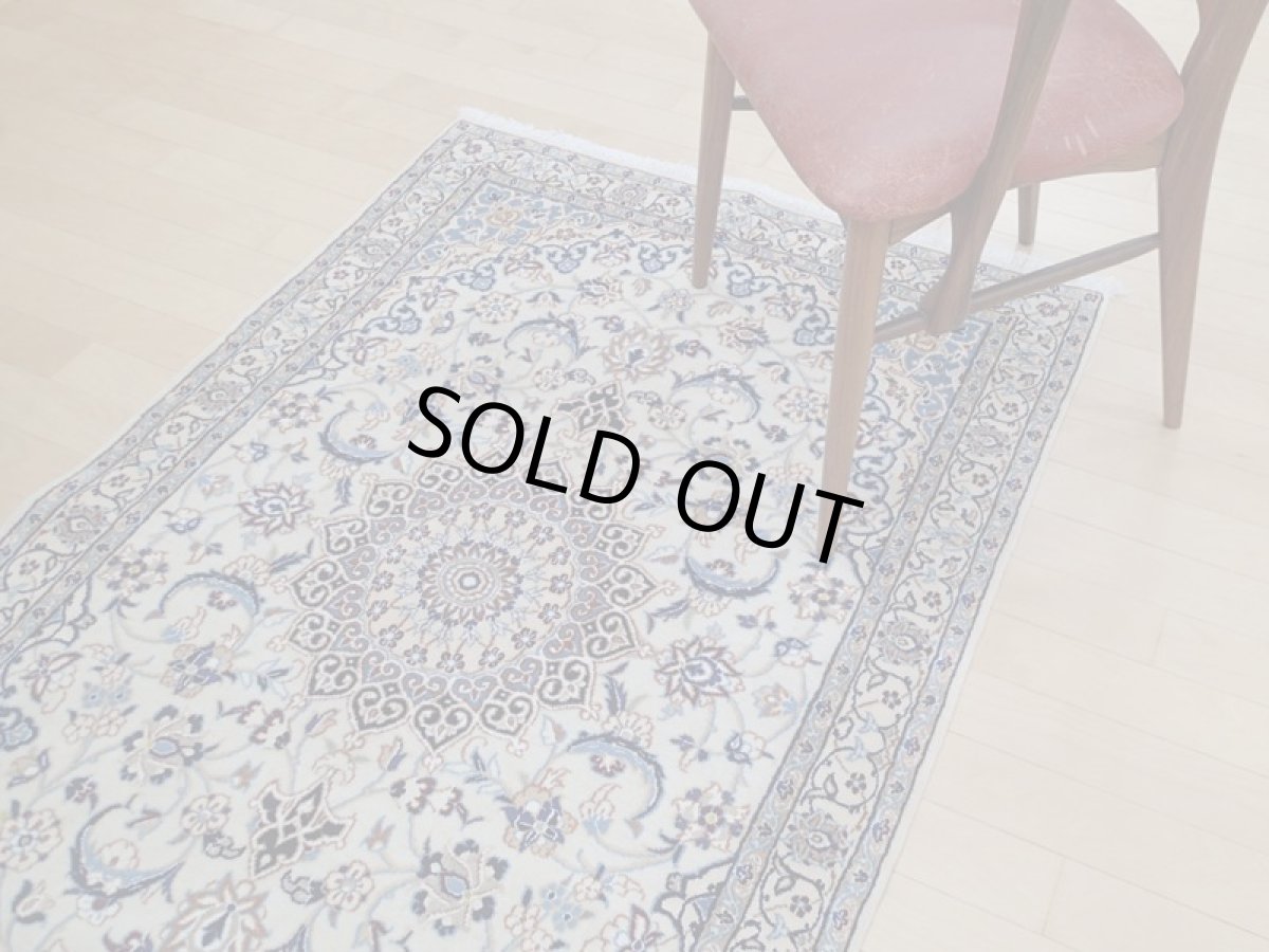 画像6: 良品 ペルシャ 絨毯 ナイン 9la ノーラー 縦1.5m センター 2人掛け ソファ サイズ 145 x 100 cm 206 ウール 手織り ラグ ハンドメイド カーペット 敷物 クラシック スタイル クリーム 生成り 白 アイボリー クリーム (6)