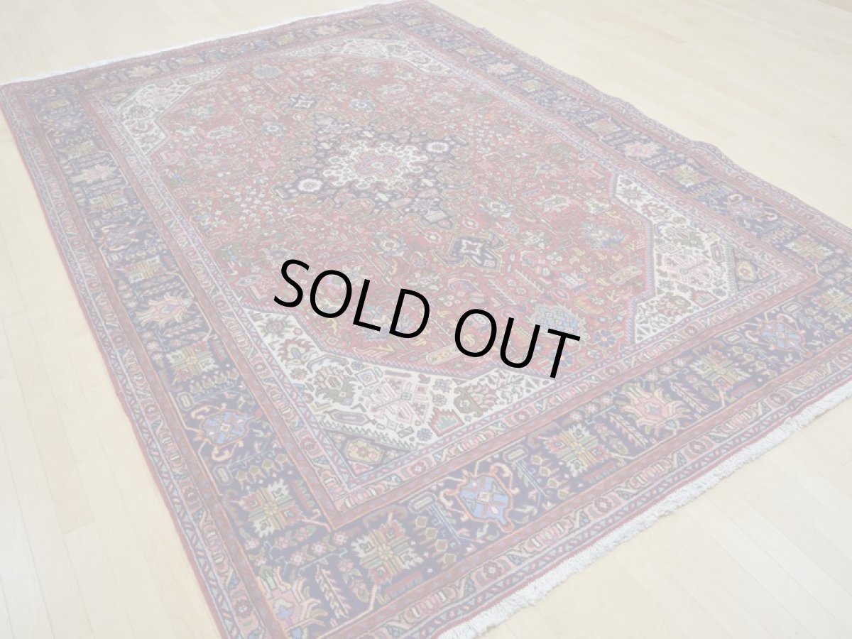 画像7: 良品 ペルシャ 絨毯 タブリーズ 縦3.6m 8.8? 6帖程度 リビング ダイニング 3人掛けソファ コーナーソファ 大判 サイズ 355 x 250 cm No.a144 手織り トライバル ラグ 天然 ウール 敷物 マット カーペット 赤 メダリオン 草木 花 柄 幾何学模様 ヴィンテージ ビンテージ (7)