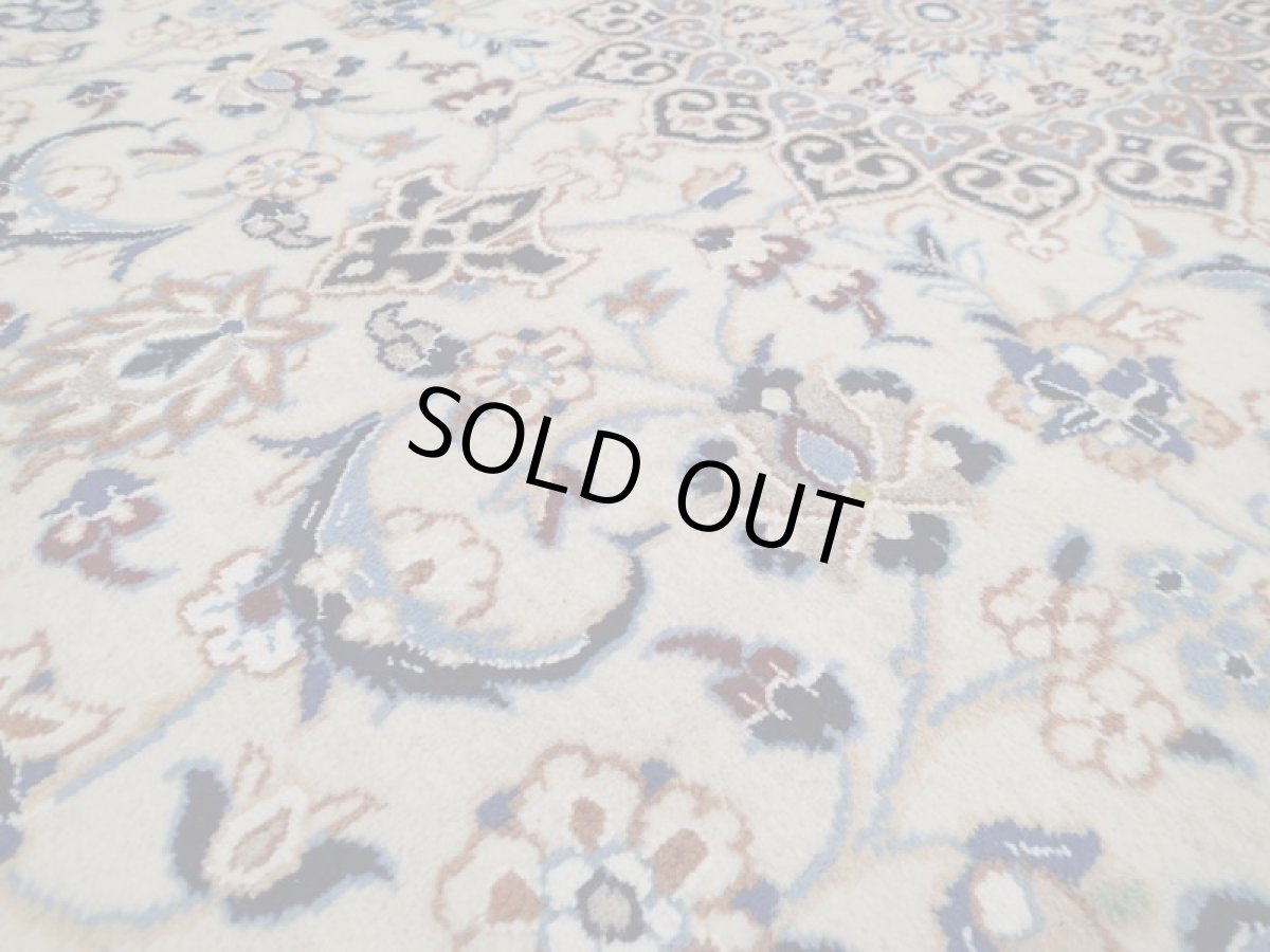 画像12: 良品 ペルシャ 絨毯 ナイン 9la ノーラー 縦1.5m センター 2人掛け ソファ サイズ 145 x 100 cm 206 ウール 手織り ラグ ハンドメイド カーペット 敷物 クラシック スタイル クリーム 生成り 白 アイボリー クリーム (12)