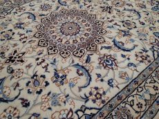 画像10: 良品 ペルシャ 絨毯 ナイン 9la ノーラー 縦1.5m センター 2人掛け ソファ サイズ 145 x 100 cm 206 ウール 手織り ラグ ハンドメイド カーペット 敷物 クラシック スタイル クリーム 生成り 白 アイボリー クリーム (10)