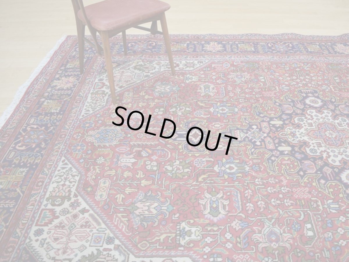 画像2: 良品 ペルシャ 絨毯 タブリーズ 縦3.6m 8.8? 6帖程度 リビング ダイニング 3人掛けソファ コーナーソファ 大判 サイズ 355 x 250 cm No.a144 手織り トライバル ラグ 天然 ウール 敷物 マット カーペット 赤 メダリオン 草木 花 柄 幾何学模様 ヴィンテージ ビンテージ (2)