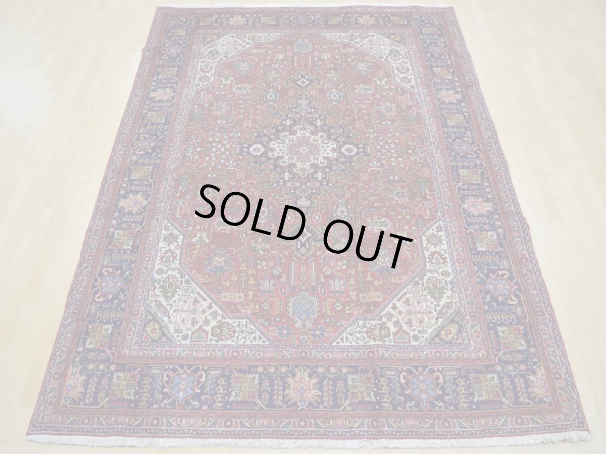 画像4: 良品 ペルシャ 絨毯 タブリーズ 縦3.6m 8.8? 6帖程度 リビング ダイニング 3人掛けソファ コーナーソファ 大判 サイズ 355 x 250 cm No.a144 手織り トライバル ラグ 天然 ウール 敷物 マット カーペット 赤 メダリオン 草木 花 柄 幾何学模様 ヴィンテージ ビンテージ (4)