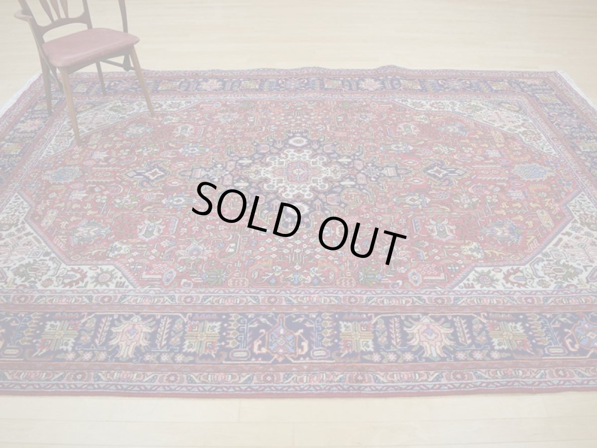 画像3: 良品 ペルシャ 絨毯 タブリーズ 縦3.6m 8.8? 6帖程度 リビング ダイニング 3人掛けソファ コーナーソファ 大判 サイズ 355 x 250 cm No.a144 手織り トライバル ラグ 天然 ウール 敷物 マット カーペット 赤 メダリオン 草木 花 柄 幾何学模様 ヴィンテージ ビンテージ (3)